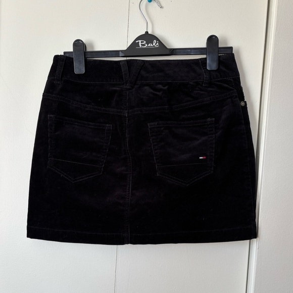 🎉4/30$🎉 Tommy Hilfiger Black Corduroy Mini Skirt – Size 6 ✨ - Picture 3 of 4